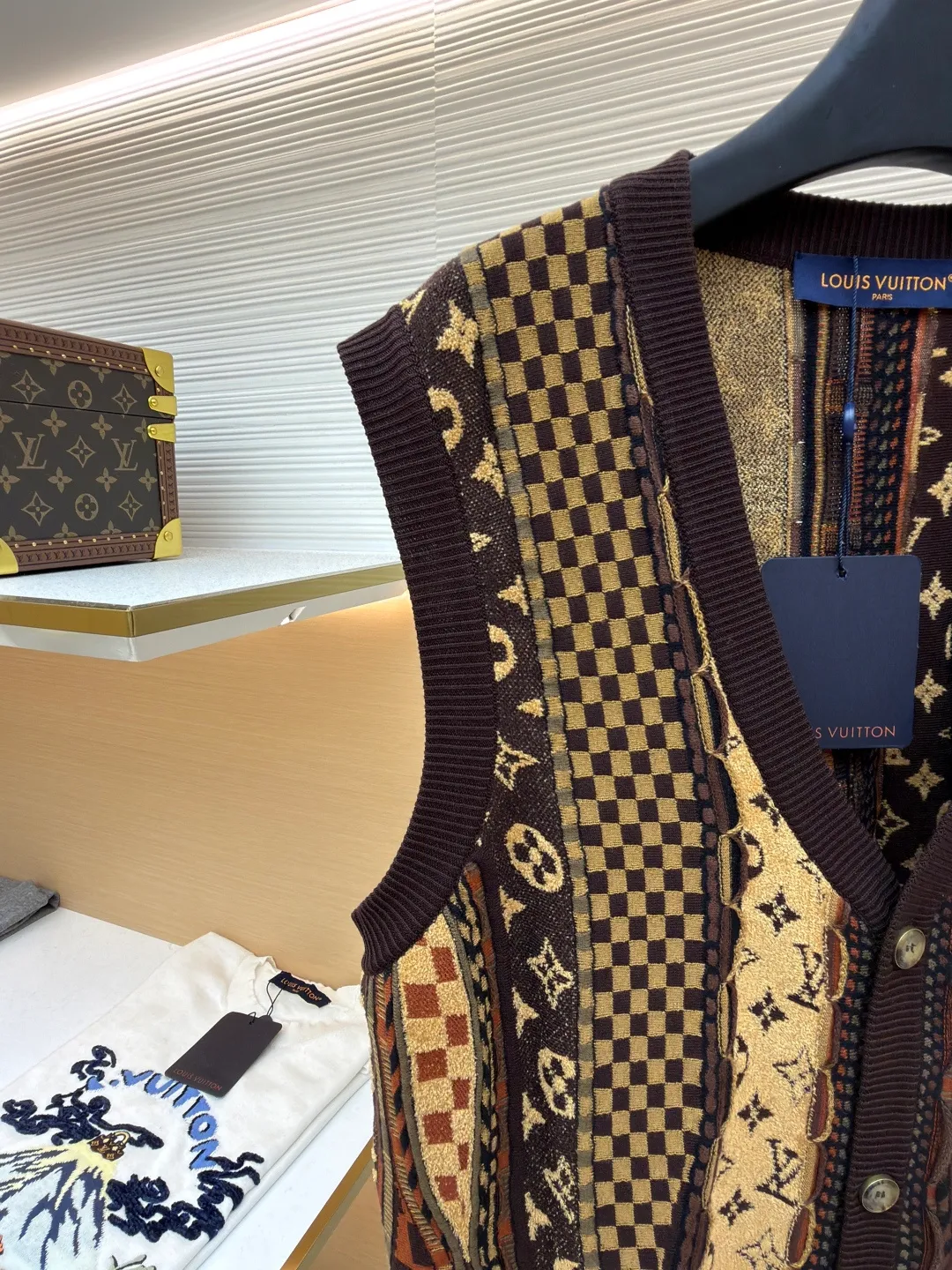 LOUIS VUITTON x Nigo jacquard knitted cardigan vest ●Original version: 13900 purchase and development ●Item number: 1681549-B45 ●Fabric: cotton fabric ●Technology: jacquard knitting ●Color: brown ●Version: fitted version ●Weight: about 330 grams ●Size: S-M-L-XL ●Description: This LOUIS VUITTON x Nigo FW25 This jacquard-knit cardigan vest has a loose fit for comfort and freedom of movement. The fabric is made of high-quality wool blend, with a soft and delicate feel, excellent warmth retention and breathability. The jacquard workmanship of the body is exquisite, with clear patterns and bright colors. It has remained firm and will not fall off after repeated washing tests. The neckline adopts a classic V-neck design, which fits the neck line and fastens tightly. The stitching on the body is even and neat, about 12 stitches per inch, ensuring a solid structure and not easily deformed. The cuffs and hem are ribbed to fit the body better while maintaining good warmth. The overall craftsmanship is exquisite and the details are well handled, reflecting the brand's strict control of quality. The combination of jacquard technology and wool blended material not only ensures the richness of the visual effect, but also enhances the overall texture and high-end sense. The overall wiring is straight and delicate, the fabric is comfortable and soft, and the color is consistent without color difference. It can be matched with the same style to create a fashionable look and control various occasions. Customized accessories, complete with three standards, same style for men and women!